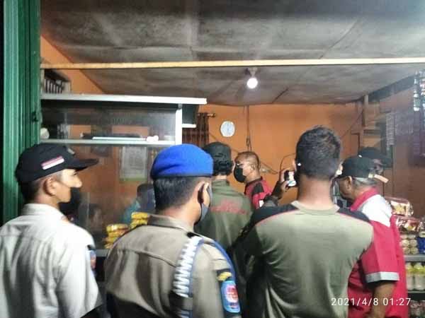 RAZIA TEMPAT HIBURAN— Tim gabungan melakukan razia dan melakukan pemeriksaan di tempat hiburan malam.