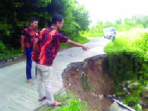 PP Goro Jalan Terban Manggis Lubuk Basung, Akses Lubuk Basung- Batu Kambing Terancam Putus 1 GORO— Pemuda Pancasila (PP) Lubuk Basung melaksanakan goro memperbaiki jalan terban antara Lubuk Basung-Batu Kambing, Kabupaten Agam.