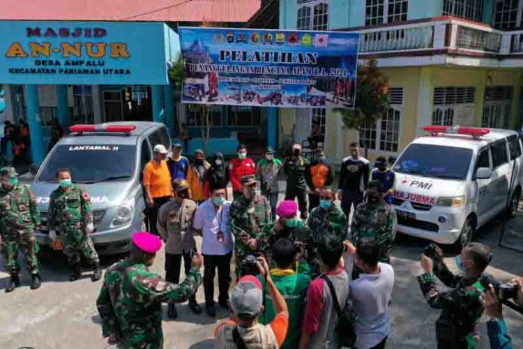 SAKSIKAN—Kolonel Marinir Citro Subono menyaksikan simulasi bencana yang diadakan pada titik kumpul  di SMP dan SD IT AT TIIN, di Desa Ampalu, Kecamatan Pariaman Tengah, Kota Pariaman.