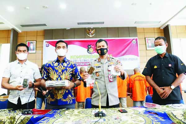 PERLIHATKAN BUKTI— Direktur Reskrim Khusus (Dirreskrimsus) Polda Sumbar Kombes Pol Joko Sadono didampingi Kabid Humas Kombes Pol Satake Bayu memperlihatkan barang bukti hasil penangkapan tujuh pelaku penambangan ilegal.