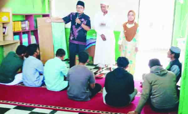 MOTIVASI—Ketua Tim Mualaf Sumbar Salman didampingi  Afrida Hasan dan Jamalus Datuk Rajo Balai Gadang berikan motivasi pada mualaf.