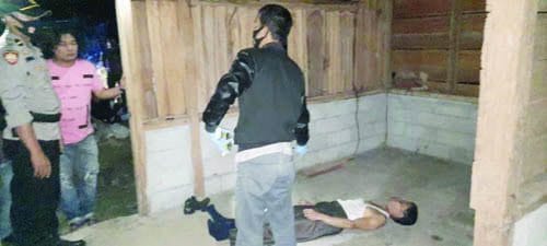 OLAH TKP— Polisi melakukan olah TKP kasus oknum guru berstatus tersangka pencabulan yang ditemukan tewas gantung diri di pondok areal kebunnya.