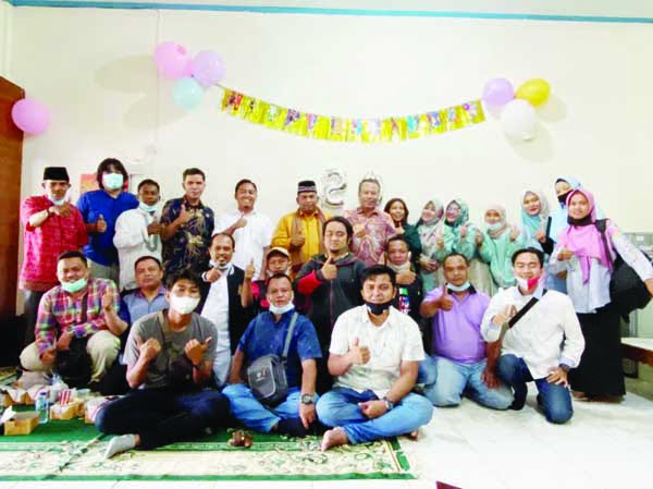 KEKOMPAKAN—Jajaran karyawan dan karyawati dalam kegiatan syukuran HUT POSMETRO PADANG ke-20 di kantor perwakilan, Jalan Raden Saleh.