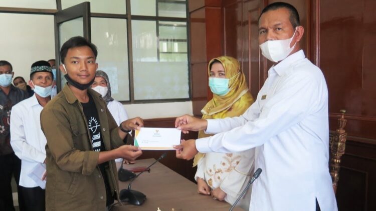 SERAHKAN—Wali Kota Pariaman H Genmius Umar serahkan program saga.