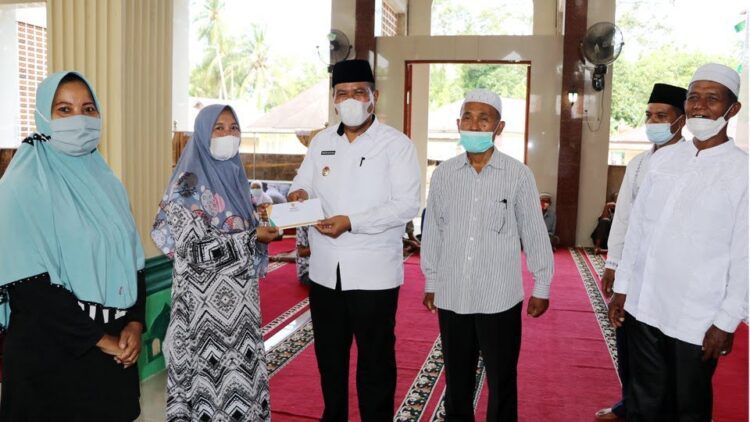 SERAHKAN ZAKAT—Wakil Wali Kota Pariaman Mardison Mahyuddin serahkan zakat.