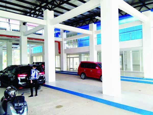 MENUNGGU DIRESMIKAN— Kondisi bagian dalam Terminal Type A Anak Air di Kota Padang yang sudah dalam tahap penyelesaian. Namun, untuk pengoperasional terminal, BPTD Wilayah III Sumbar masih menunggu petunjuk dari Kemenhub.