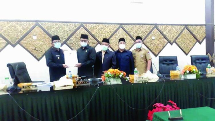 SERAHKAN - Ketua DPRD Padang Syafrial Kani didampingi Wakil Ketua Arnedi Yarmen dan Amril Amin serta Sekwan Hendrizal Azhar serahkan rekomendasi DPRD terhadap LKPJ Walikota tahun 2020.