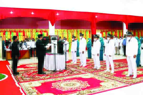 Bupati Dharmasraya Sutan Riska Tuanku Kerajaan membacakan naskah pelantikan 6 Wali Nagari hasil Pilwana Serentak 31 Maret 2021.