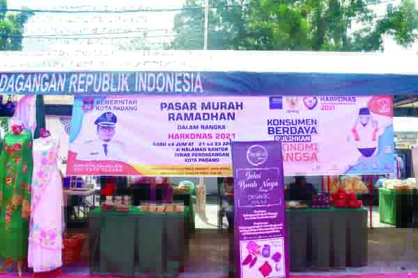 Jaga Stabilisasi Harga, Pemko Gelar Pasar Murah Ramadhan 1 Suasana Pasar Murah Ramadhan di pelataran parkir kantor Dinas Perdagangan Kota Padang di Jalan Khatib Sulaiman.
