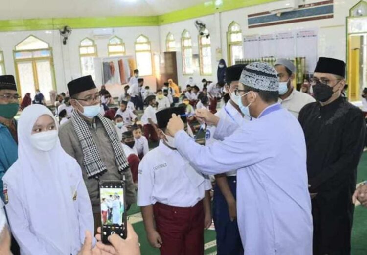PEMBUKAAN PESANTREN —Wali Kota Padang Hendri Septa membuka secara resmi pelaksanaan Pesantren Ramadhan 1442 H di Masjid Raya Banuaran, Kelurahan Banuaran Nan XX, Kecamatan Lubuk Begalung, Minggu (18/4).