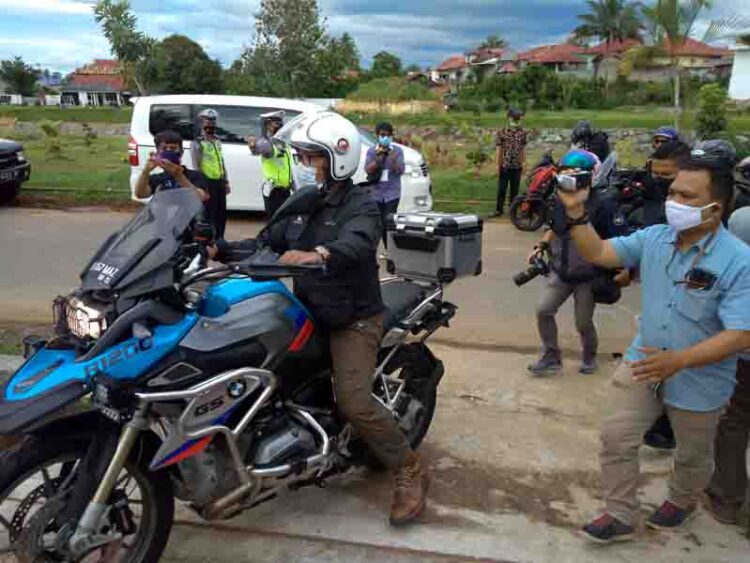 MOTOR GEDE— Gubernur Jawa Barat Ridwan Kamil mengendarai motor gede (moge) ke Kota Payakumbuh.