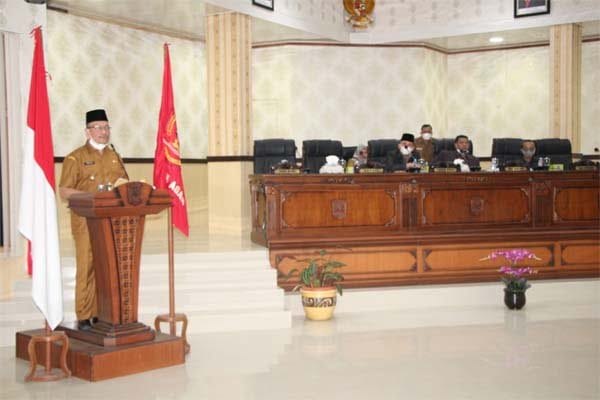 SAMBUTAN— Bupati Agam memberikan sambuatan pada rapat paripurna penyampaian nota penjelasan bupati atas Ranperda Perubahan Perda RTRW 2010-2030.