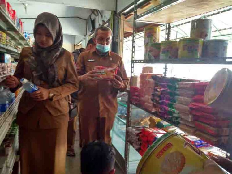 MONITORING—Kabid Perdagangan, bersama anggota melakukan monitoring makanan yang beredar dipasaran.