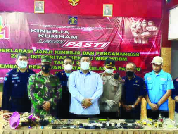 BARANG TEMUAN—Kakanwil Kemenkumham Sumbar R. Andika Dwi Prasetya dan Kalapas Kelas IIA Padang Era Wiharto bersama tim gabungan memperlihatkan sejumlah barang temuan di blok hunian WBP Lapas Muaro Padang, Selasa (6/4) malam.