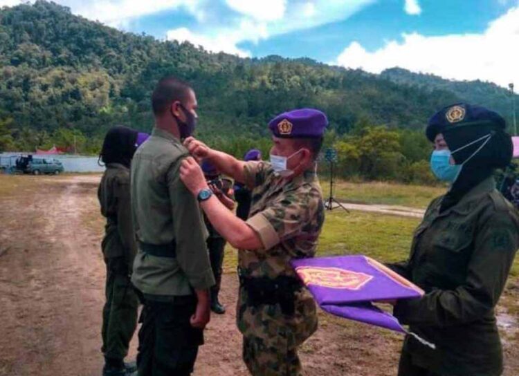 SEMATKAN TANDA PESERTA— Fauzi Bahar menyematkan tanda siswa peserta Diksar Diksar Menwa Maharuyung se-Sumbar.