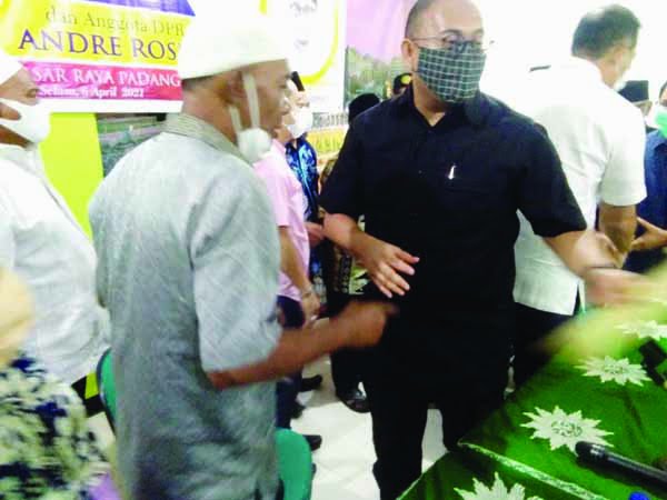 SERAHKAN DOKUMEN—Wakil Pengurus ASC Kota Padang, Jamalus Datuk Rajo Balai Gadang, menyerahkan berkas dokumen sejarah ASC kepada anggota Komisi VI DPR RI  Andre Rosiade.