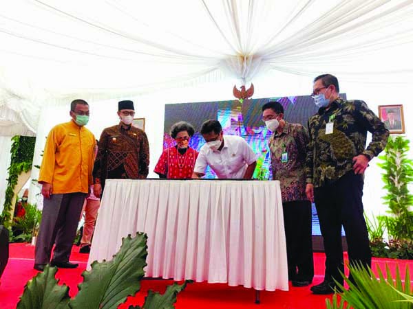 RS Stroke Berubah Nama jadi RS Otak Muhammad Hatta 1 RESMIKAN— Menteri Kesehatan RI, Budi Gunadi Sadikin meresmikan perubahan nama RS Stroke menjadi RS Otak Dr Mohammad Hatta.