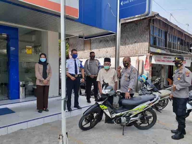 KAMTIBMAS—Kapolsek VII Koto Sungai Sariak AKP Hepi Kusnadi bersama anggota saat sosialisasi Kamtibmas jelang Ramadhan di depan kantor BRI Cabang Sungai Sariak.