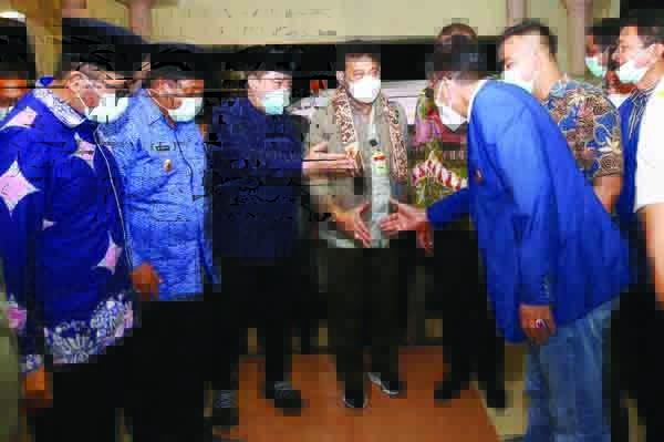 SAMBUT—Anggota Fraksi NasDem DPRD Sumbar Irwan Afriadi menyambut Menteri Pertanian Syahrul Yasin Limpo di BIM dan mengenalkan dengan para pejabat Sumbar.