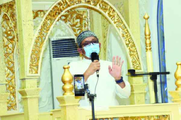 TAUSYIAH— Wali Kota Padang Hendri Septe saat memberikan tausyiah dalamn suatu kegiatan keagamaan di salah satu masjid, beberapa waktu lalu.