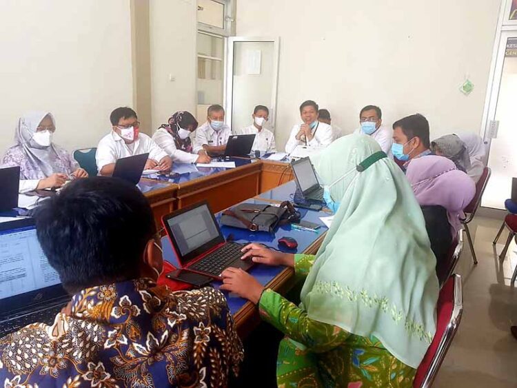 Wujudkan Pemerintah Bersih Berkualitas 1 KUNJUNGAN— Inspektur Hendra Aswara saat menerima kunjungan supervisi BPKP Perwakilan Sumbar dalam rangka peningkatan kapasitas APIP.