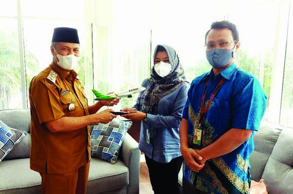 SERAHKAN MINIATUR— Senior Manager Weat Region Rahmakika Rahardiasari didampingi Jerrimiaz Immanuel, Manager West Area 3 serahkan miniature pesawat Citilink kepada Wawako  Marfendi.