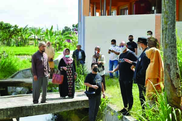 BANGUN JALAN— Anggota DPR RI Andre Rosiade, Wako Bukittinggi Erman Safar dan pengurus Yayasan Al Falah meninjau bangunan dan jalan SMP Al Falah Bukitinggi, beberapa waktu lalu.