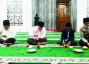 AWR Buka Puasa Bersama Warga Batu Taba di Masjid Darul Makmur