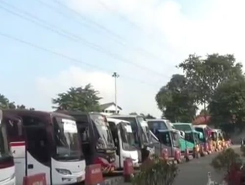 Situasi— di Terminal Kampung Rambutan, Jakarta Timur, Jumat (9/4).