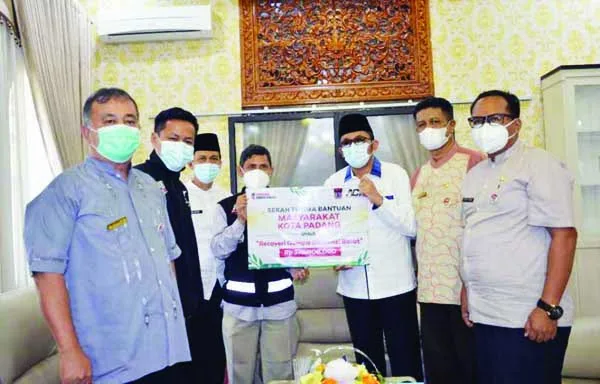 SALURKAN DONASI— Wako Hendri Septa menyerahkan donasi dari Pemko dan warga Kota Padang kepada Kepala Cabang Aksi Cepat Tanggap (ACT) Sumbar Zeng Welf.