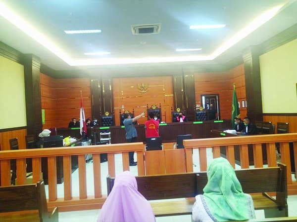 DISUMPAH— Saksi Syahrial yang juga terpidana narkoba disumpah oleh petugas PN Padang dalam sidang lanjutan gembong narkoba dengan terdakwa Yasin Yusuf.