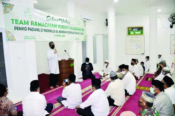 Wako Subuh Mubarakah di Mushalla Al-Barqah Korong Gadang, Pandemi Belum Berakhir, Wako Ajak Patuhi 3M 1 SUBUH MUBARAKAH— Wako Padang Hendri Septa memberikan tausyiah dalam kunjungan subuh mubarakah di Mushalla Al-Barqah Komplek Pelangi Indah, Kelurahan Korong Gadang, Kecamatan Kuranji, Rabu (21/4).