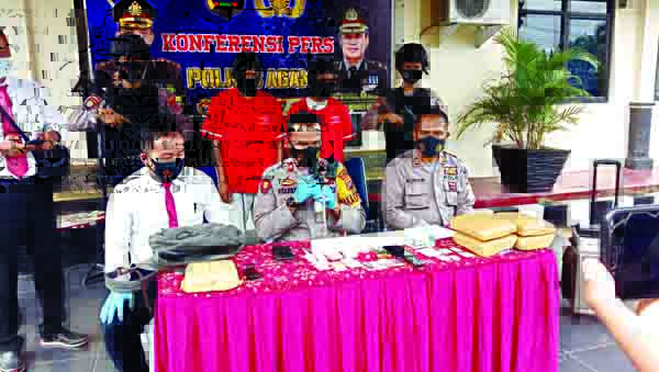 PENGEDAR DITANGKAP— Wakapolres Agam, Kompol Syafril didampingi Kasat Resnarkoba melakukan konferensi pers terkait penangkapan dua pengedar dengan barang bukti belasan paket sabu dan ganja.