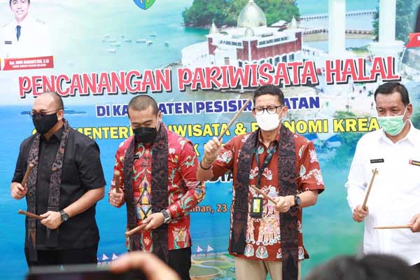 RESMIKAN WISATA HALAL— Pemukulan gendang tambung dilakukan Sandiaga Uno, Wagub Audy Jonaldy, Anggota DPR RI Andre Rosiade dan Bupati Pessel saat meresmikan pencanangan Wisata Halal di Kabupaten Pessel, Jumat (23/4).