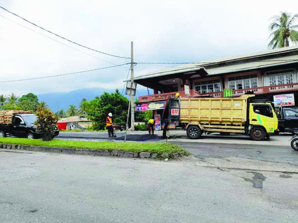 Ruas Jalan Simpang Gadut-Indarung Diperbaiki, "Cegah Korban" BPJN Langsung Tutup Patching Jalan 1 PENUTUPAN PATCHING JALAN— Pekerja melakukan penutupan jalan yang sudah dipatching atau pemetakan di ruas jalan Simpang Gadut-Indarung. Ruas jalan dikawasan ini sudah banyak bergelombang, sehingga dilakukan perbaikan.
