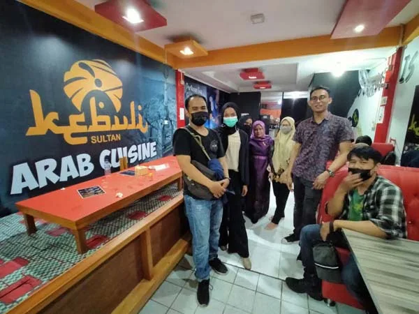 SILATURAHIM—Pengelola Kebuli Sultan Padang yang berlokasi di depan Makam Pahlawan Lolong, Kota Padang bersilahturahmi dengan awak media di Kota Padang, Jumat (24/4).