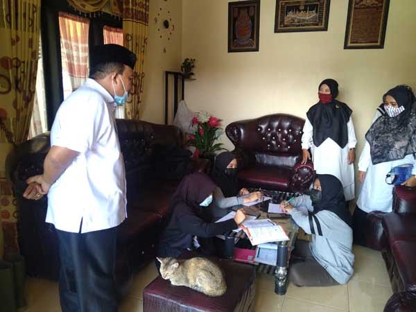 CEK KE RUMAH—Kepala SMPN I Harau, M.Yusuf Lubis bersama guru pastikan sekolah daring berjalan dengan baik dan lancar ke rumah siswa-siswa.