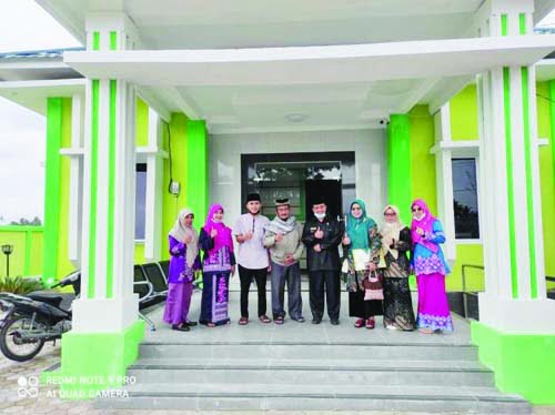 EVALUASI—Tim Monev Kankemenag Agam foto bersama usai melakukan evaluasi kegiatan seni budaya Islam di kecamatan.