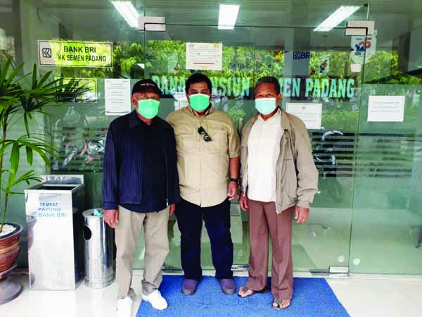 Pensiunan Semen Padang: Terima Kasih Andre Rosiade 1 WAKIL Ketua DPD Partai Gerindra Sumbar Verry Mulyadi diapit dua orang pensiunan PT Semen Padang di Kantor Dana Pensiunan Semen Padang, kemarin.