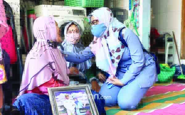 PENGUATAN—Cica Yuemi (kiri) mendapatkan penguatan dari rekannya, Senin (26/4). Penguatan itu dilakukan setelah suaminya gugur dalam tugasnya di KRI Nanggala 402.