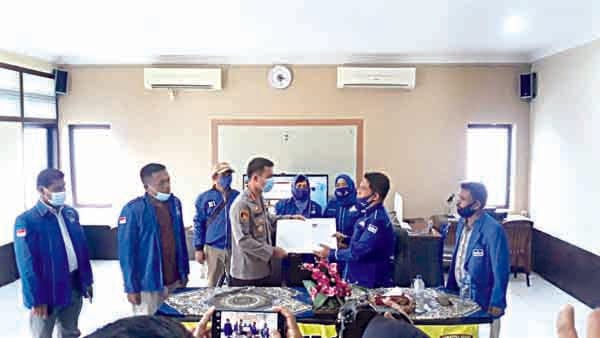 SERAHKAN SURAT— Ketua DPC Demokrat Padang, Ilham Maulana menyerahkan surat pernyataan dan diterima Kapolres Padang Kombes Pol Imran Amir, disaksikan pengurus DPC serta anggota Fraksi Demokrat DPRD Padang, di Mapolresta Padang.