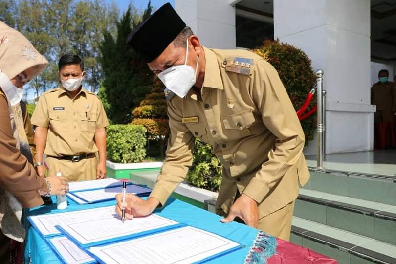 2 foto walikota pariaman saat pelantikan pejabat