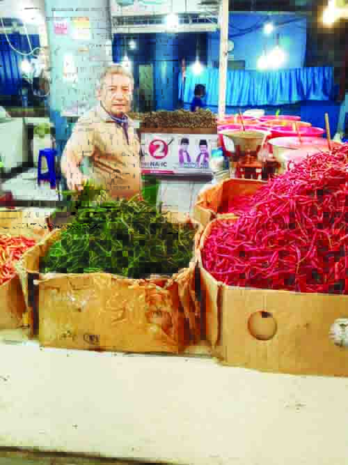 CABAI MASIH MAHAL—  Salah seorang pedagang cabai merah di Pasar Raya Padang masih menjual cabai dikisaran harga Rp 42.000 sampai Rp 46.000 per kilogram. Pedagang mengku mendekati Ramadhan, daya beli di pasar masih belum mengalami kenaikan signifikan.