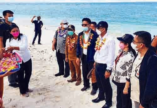 Kemendes PDTT Siap Bantu Mentawai Keluar dari Daerah Tertinggal 1 SAMBUT—Kedatangan Dirjen Kemendes PDTT saat disambut Wakil Bupati Kepulauan Mentawai, Kortanius Sabeleake dengan tarian tradisional.