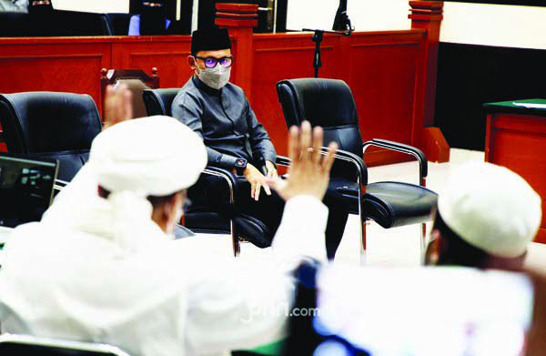 SAKSI— Wali Kota Bogor Bima Arya bersaksi dalam sidang kasus tes usap RS Ummi Bogor terdakwa Rizieq Shihab di Pengadilan Negeri Jakarta Timur, Rabu (14/ 4).