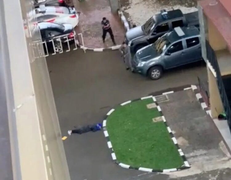 DITEMBAK MATI— Terduga teroris ditembak 
mati setelah berupaya melakukan penyerangan 
di Mabes Polri.