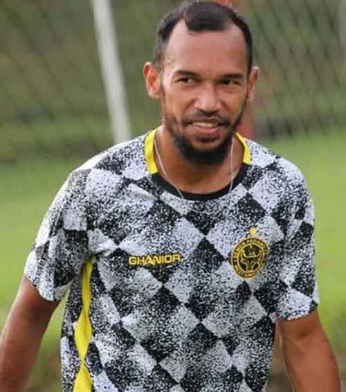 DILEPAS— Manajemen Semen Padang FC, resmi melepas kapten mereka M Nur Iskandar. Pemain asal Papua ini tidak diperpanjang lagi kontraknya bersama Semen Padang FC