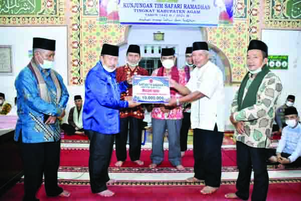 Masjid Jami’ Cacang Tinggi Disambangi TSR Pemkab 1 SALURKAN BANTUAN— TSR Pemkab Agam yang dipimpin Bupati Andri Warman menyalurkan bantuan Rp10 juta kepada pengurus Masjid Jami’ di Jorong Cacang Tinggi, Nagari Tiku Utara, Kecamatan Tanjung Mutiara.