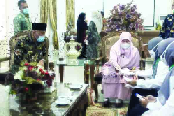 PENDATAAN KELUARGA— Gubernur Sumbar Mahyeldi Ansharullah beserta keluarga saat ditanyai petugas pendataan dari BKKBN, Kamis (1/4) di Istana Gubernur.