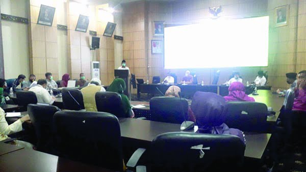 RAPAT— Pemko melakukan rapat pembahasan pengelolaan sungai Batang Arau bersama tenaga ahli dari Jerman, Balai Wilayah Sungai, Kamis (29/4).